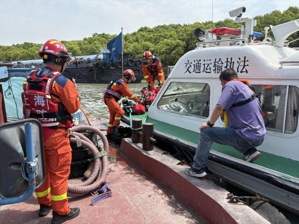 区港航中心淀浦河站联合区交通委执法大队成功救助进水遇险船舶1.jpg