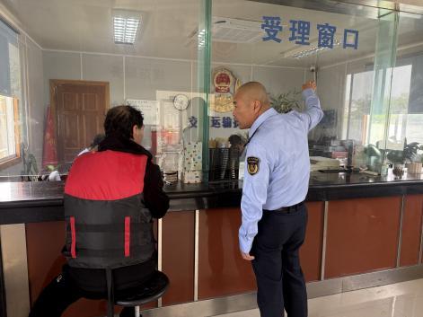 电动泡沫船违规拖带摩托艇，交通执法及时制止除隐患3.jpeg