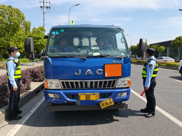 区交通委执法大队开展危险品运输车辆专项路检路查行动1.jpg
