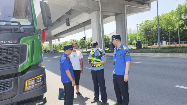 重拳出击治乱象  联合执法护市容1.jpg