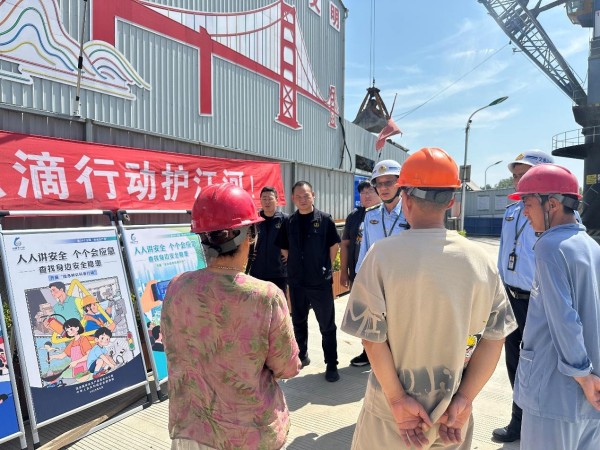 区港航中心积极开展“安全宣传咨询日”活动1.jpg