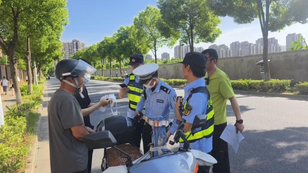 区交通委执法大队积极开展“五类车”非法客运整治1.jpg