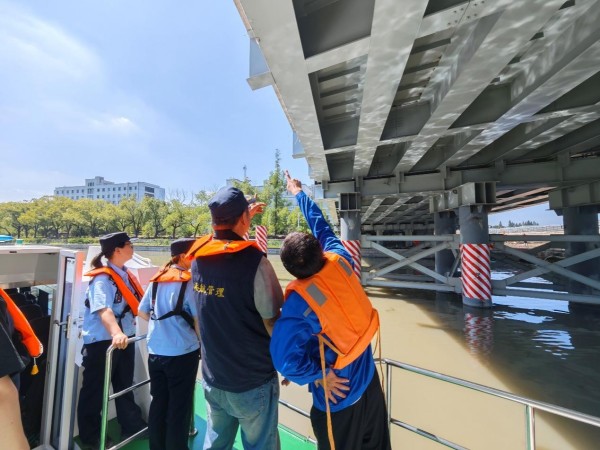 区港航中心淀浦河站联合区交通委执法大队对外青松公路水工项目开3.jpg