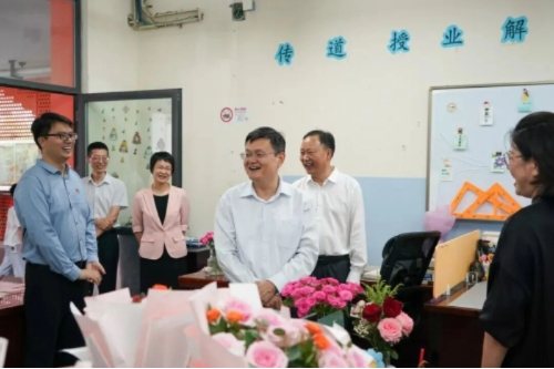 区领导走访慰问一线教师，向青浦广大教师和教育工作者致以节日祝贺！