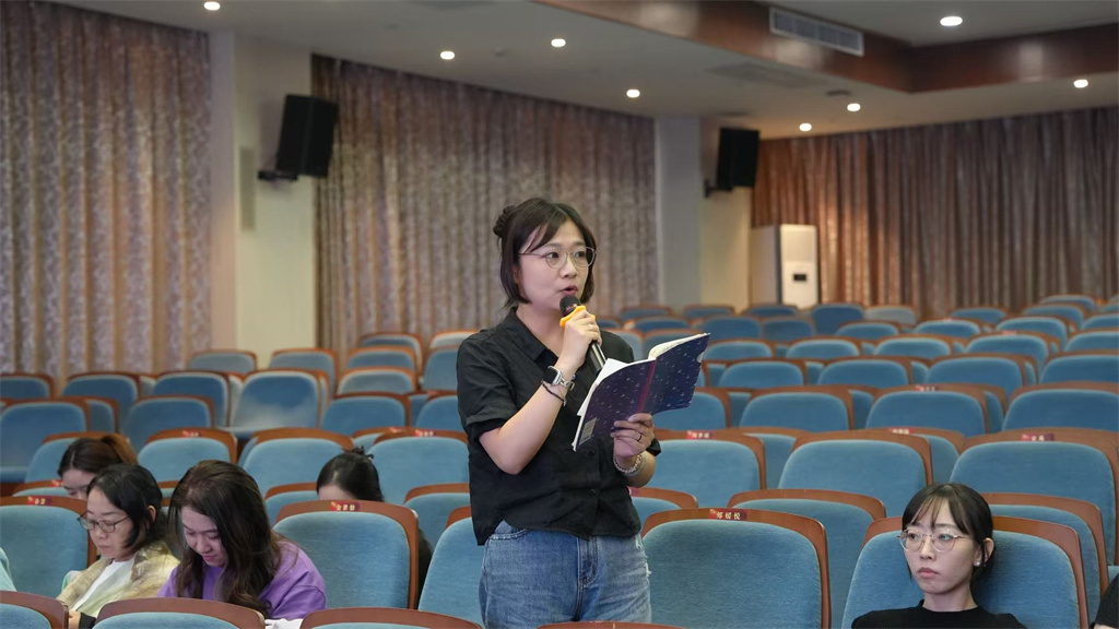 1017_071235_463.jpg 照片9:教学研讨-俞雯.jpg