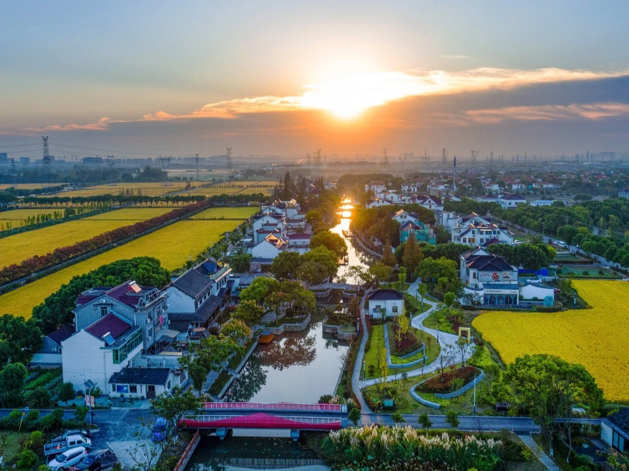Trend‑blending waterfront village draws tourists on Shanghai's outskirts