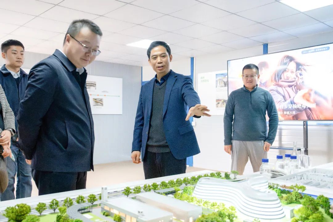 青浦区金泽镇党委书记方志坚开展社会发展和城市治理调研