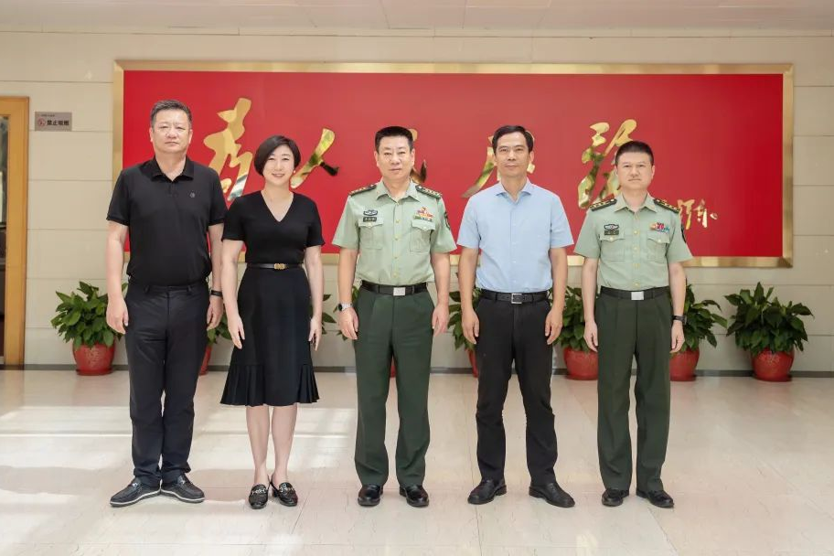 "八一"慰问显关怀,青浦区金泽镇领导慰问区人武部,区消防救援支队