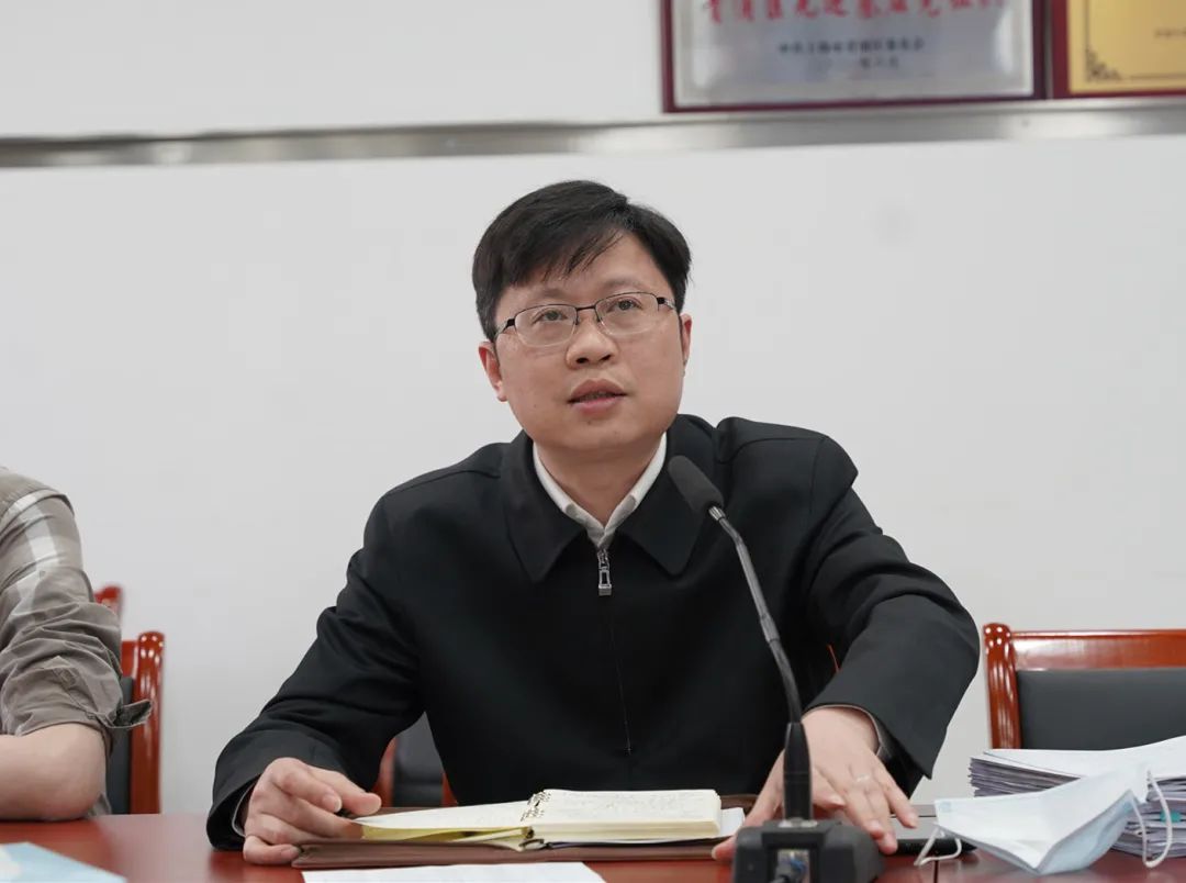 镇党委副书记,镇长高峰,副镇长顾晨出席会议;镇党政办,社区办,社发办