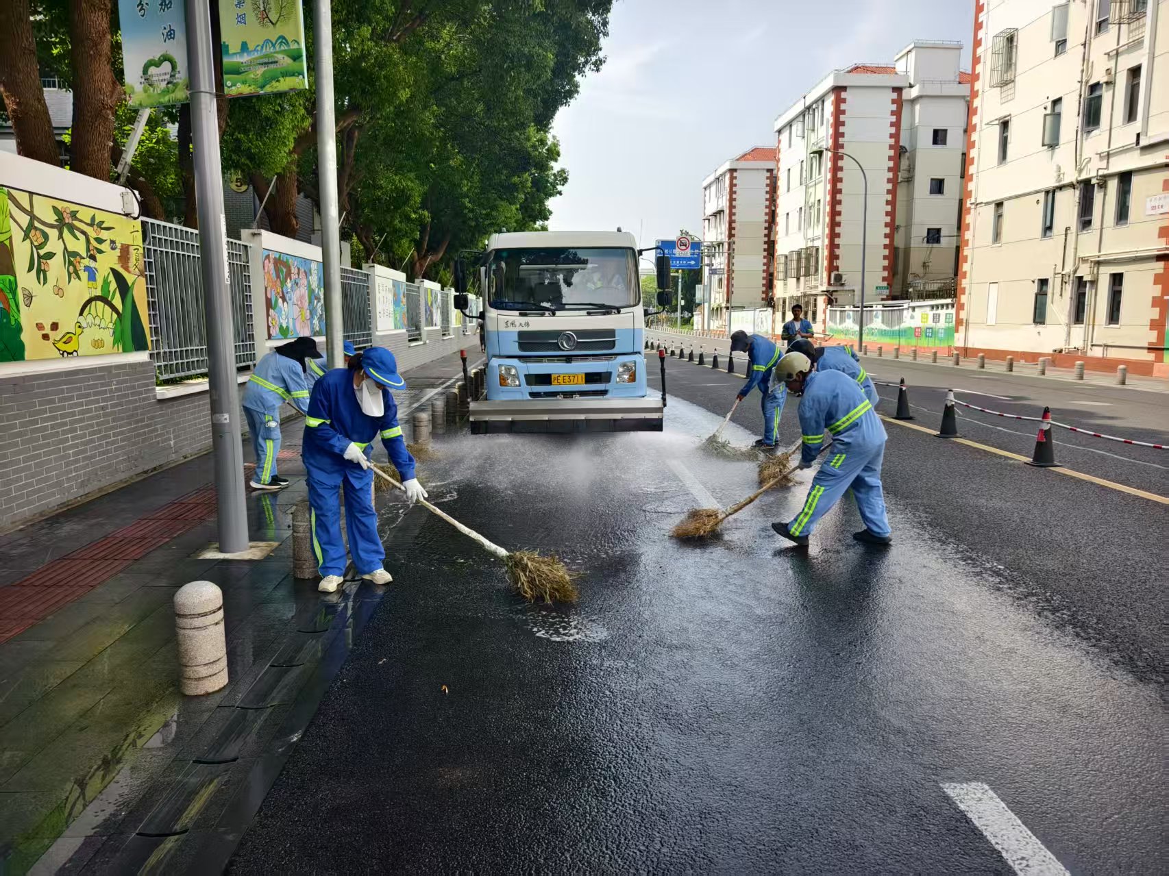 青浦区环卫行业开展道路“大清扫、大冲洗”行动