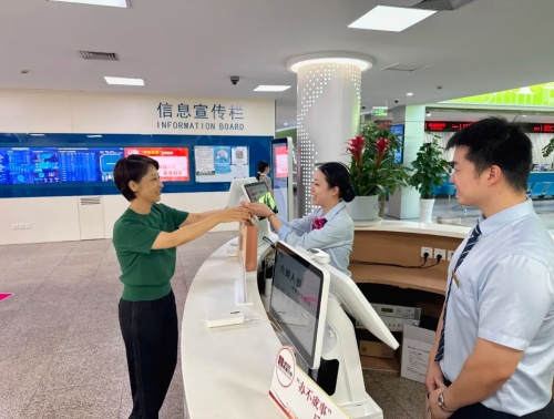 情系一线送慰问 工会关怀沁人心 区总工会赴区数据局开展慰问