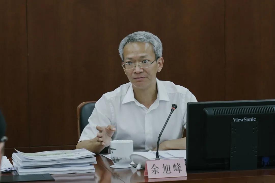 区委副书记,区长余旭峰主持会议并讲话.