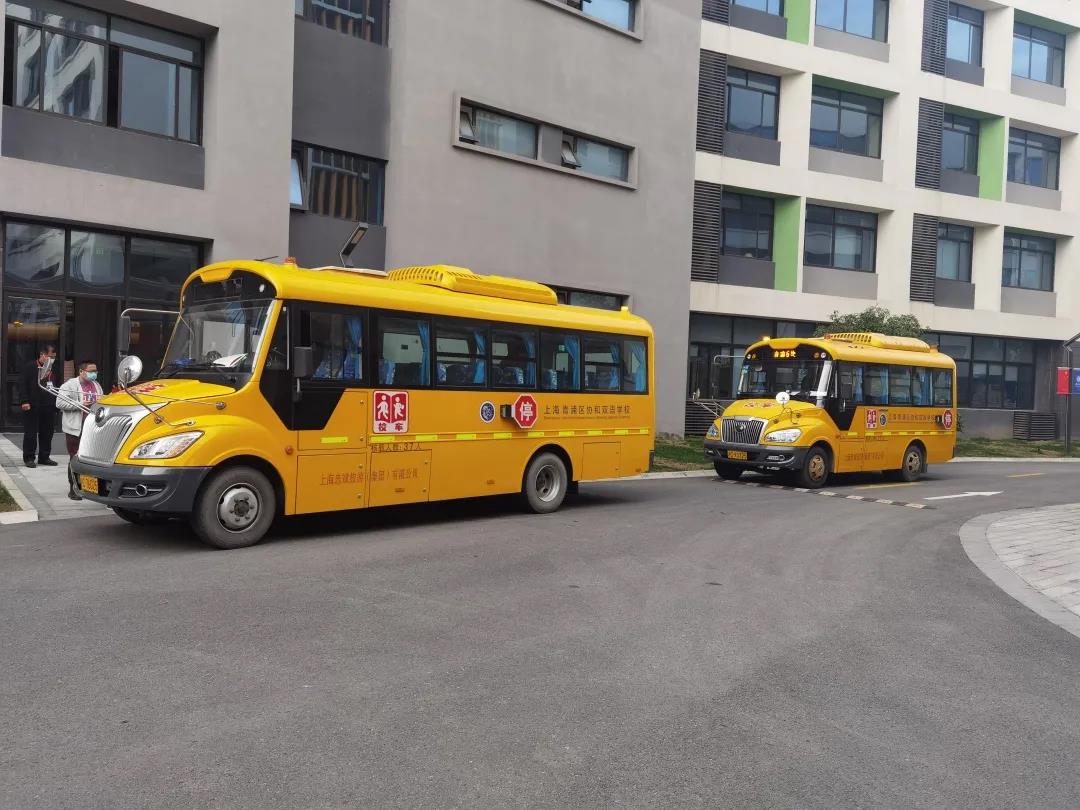 上海协和双语学校(青浦校区)内,一辆辆黄色的"大鼻子"校车陆续抵达