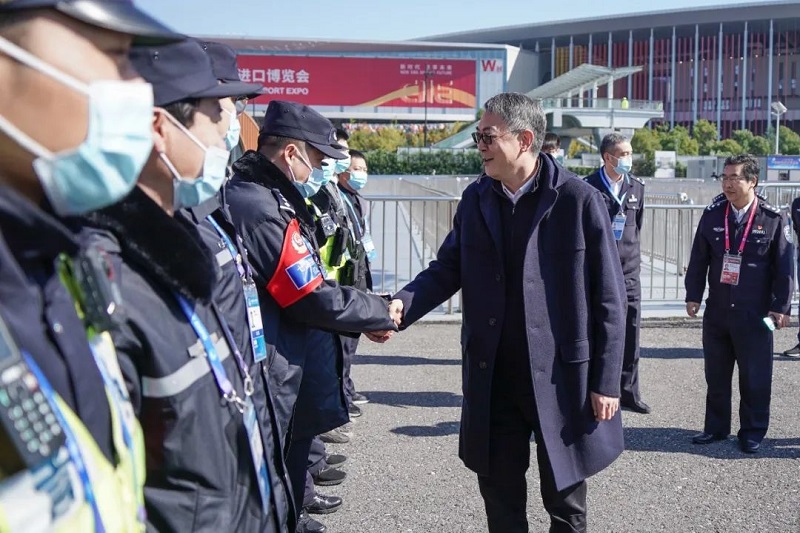 区领导分组慰问进博服务保障人员，鼓励大家守好“责任田”，保持干劲继续发力，确保大会圆满成功