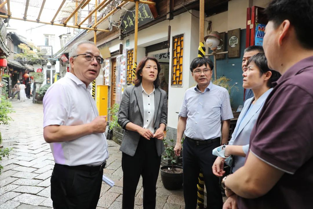 确保改到群众心坎上区领导调研青浦两旧一村城市更新和小梁薄板房屋