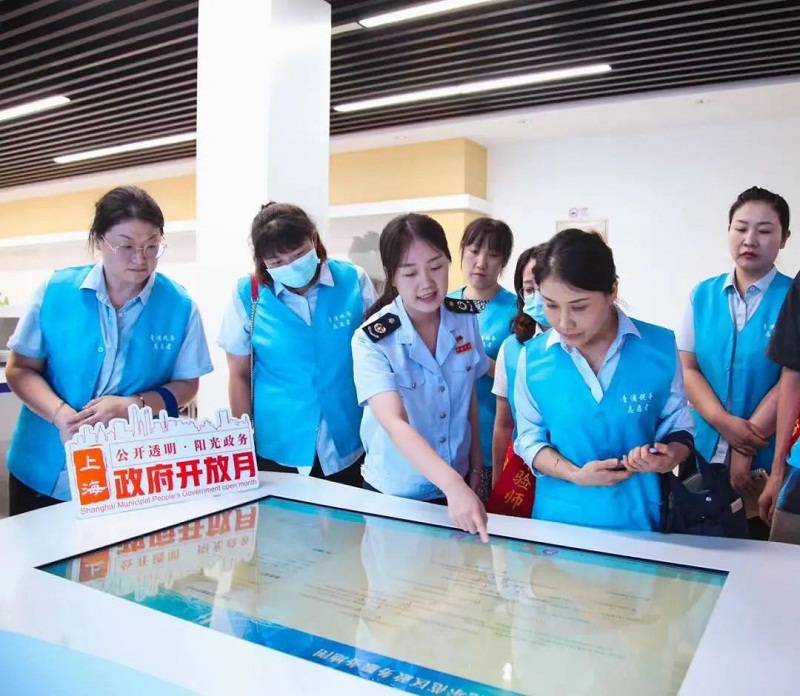 政府开放月活动：市民体验“智能开业”办税场景