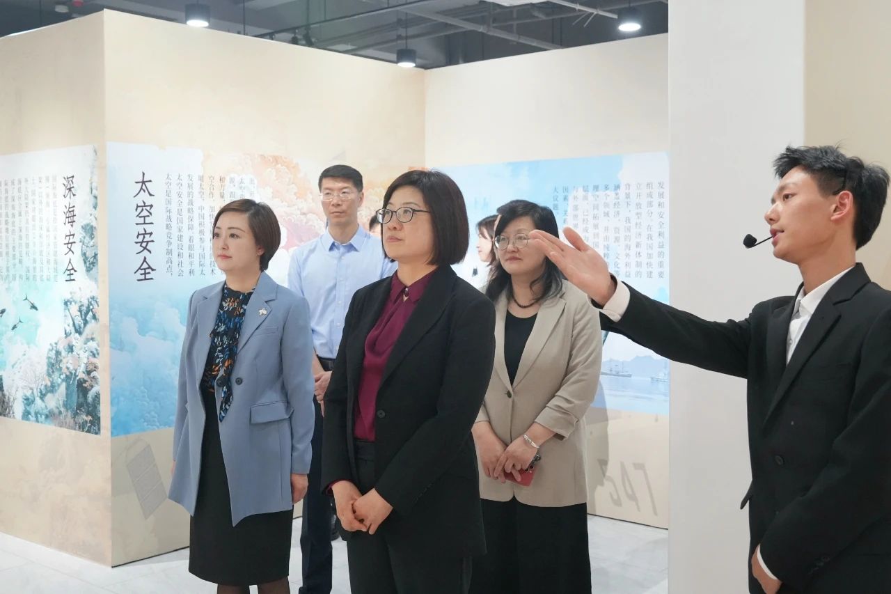 青浦区举行“全民国家安全教育走深走实十周年”宣传活动启动仪式暨“总体国家安全观·赵巷镇网络安全主题公园”开园仪式