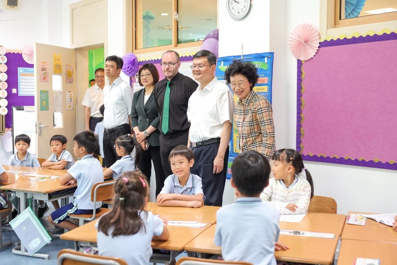 新学期第一天，区领导带队检查学校开学工作