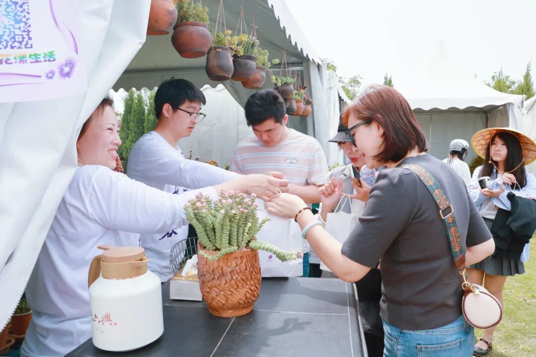 1205_103122_327.jpg 1205_103122_327.jpg