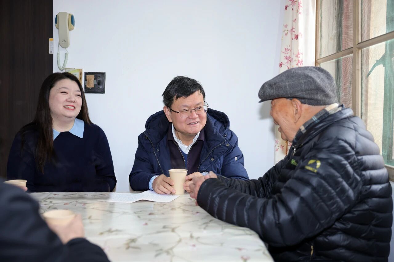 岁寒情暖送关怀，新春慰问话初心！区领导走访慰问离退休干部