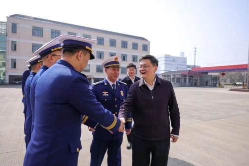 岁寒情暖送关怀，凝心聚力迎新春！区领导慰问基层干部职工