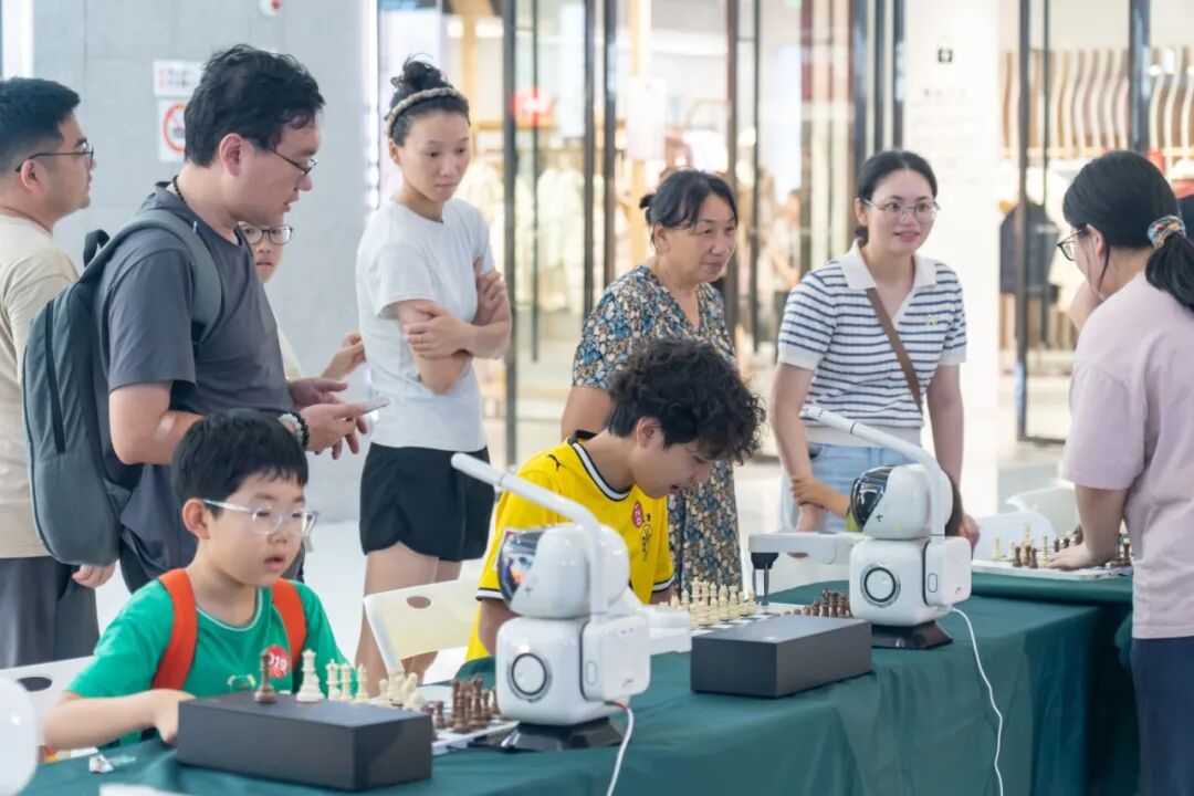 盈浦街道“智汇社区·棋乐融融”国际象棋沉浸式真人秀之夜公益活动开启