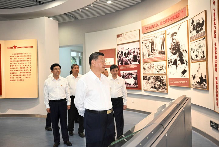 10月15日至16日，中共中央总书记、国家主席、中央军委主席习近平在福建考察。这是15日下午，习近平在漳州市东山县谷文昌纪念馆考察。新华社记者 谢环驰 摄