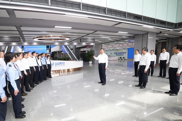 10月15日至16日，中共中央总书记、国家主席、中央军委主席习近平在福建考察。这是16日上午，习近平在中国（福建）自由贸易试验区厦门片区考察时，同综合服务大厅现场工作人员亲切交流。新华社记者 鞠鹏 摄