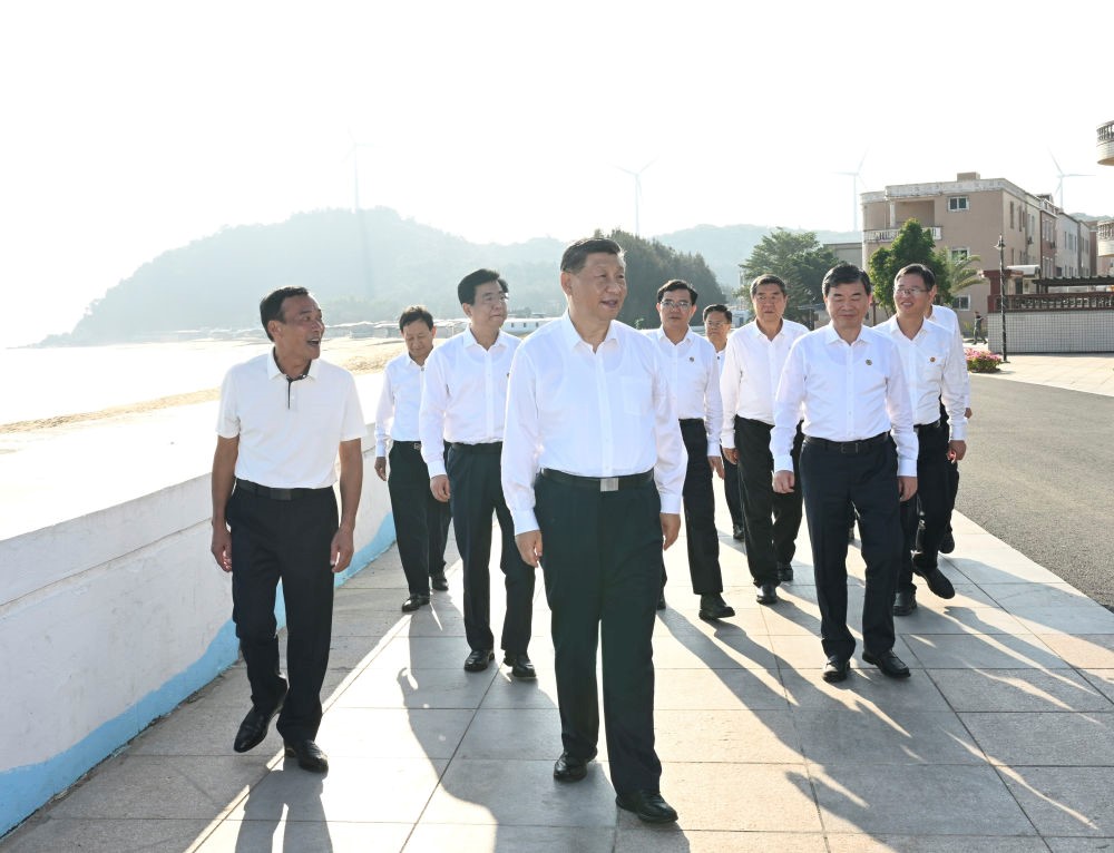 10月15日至16日，中共中央总书记、国家主席、中央军委主席习近平在福建考察。这是15日下午，习近平在漳州市东山县陈城镇澳角村考察时，步行察看澳角湾海域环境和村容村貌。新华社记者 谢环驰 摄