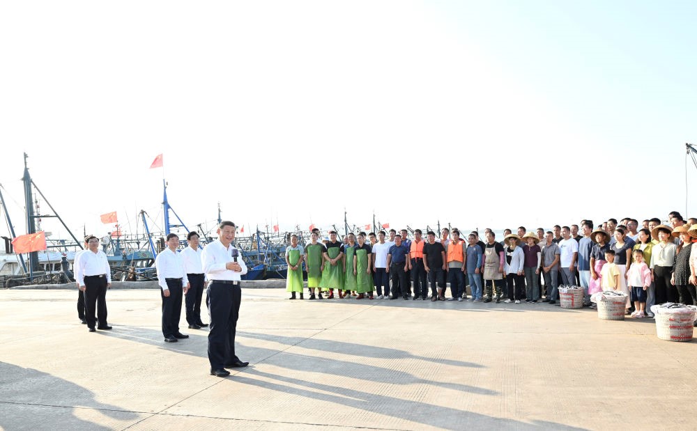 10月15日至16日，中共中央总书记、国家主席、中央军委主席习近平在福建考察。这是15日下午，习近平在漳州市东山县陈城镇澳角村考察时，同渔民们亲切交流。新华社记者 谢环驰 摄