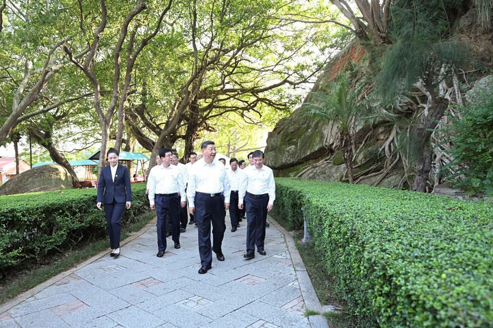 10月15日至16日，中共中央总书记、国家主席、中央军委主席习近平在福建考察。这是15日下午，习近平在漳州市东山县关帝文化产业园考察。新华社记者 燕雁 摄