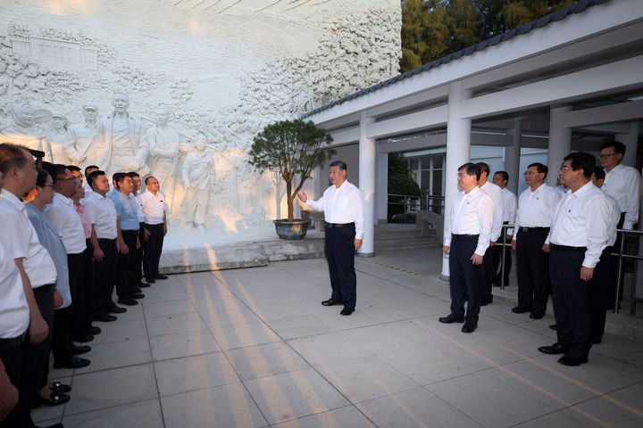 10月15日至16日，中共中央总书记、国家主席、中央军委主席习近平在福建考察。这是15日下午，习近平在漳州市东山县谷文昌纪念馆考察时，同谷文昌干部学院教师、学员代表亲切交流。新华社记者 鞠鹏 摄