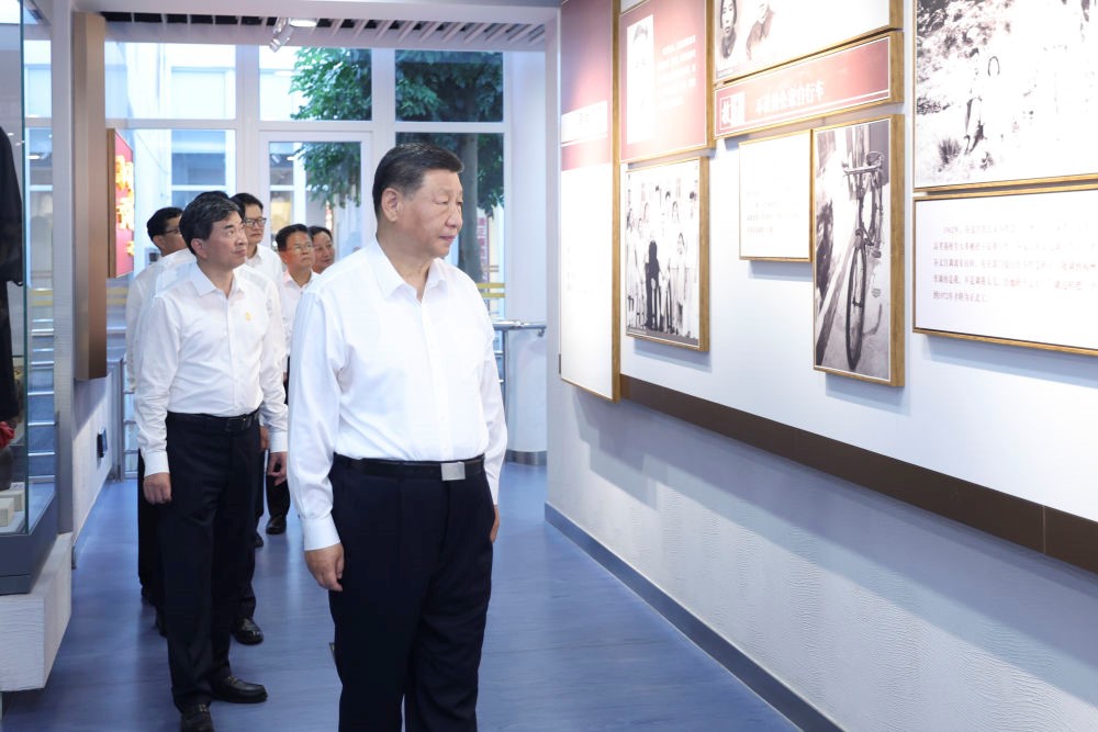 10月15日至16日，中共中央总书记、国家主席、中央军委主席习近平在福建考察。这是15日下午，习近平在漳州市东山县谷文昌纪念馆考察。新华社记者 鞠鹏 摄