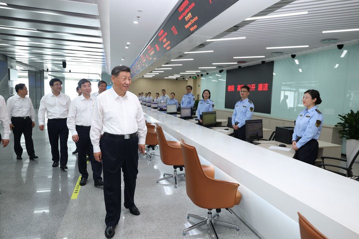 10月15日至16日，中共中央总书记、国家主席、中央军委主席习近平在福建考察。这是16日上午，习近平在中国（福建）自由贸易试验区厦门片区考察时，同综合服务大厅窗口工作人员亲切交流。新华社记者 鞠鹏 摄