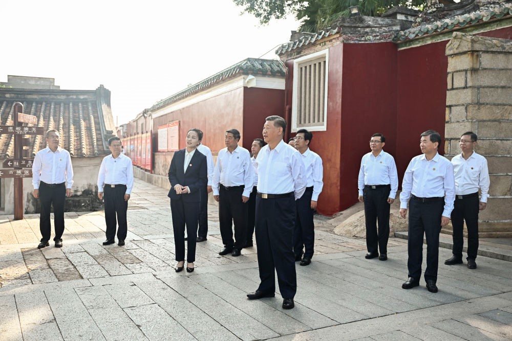 10月15日至16日，中共中央总书记、国家主席、中央军委主席习近平在福建考察。这是15日下午，习近平在漳州市东山县关帝文化产业园考察。新华社记者 燕雁 摄