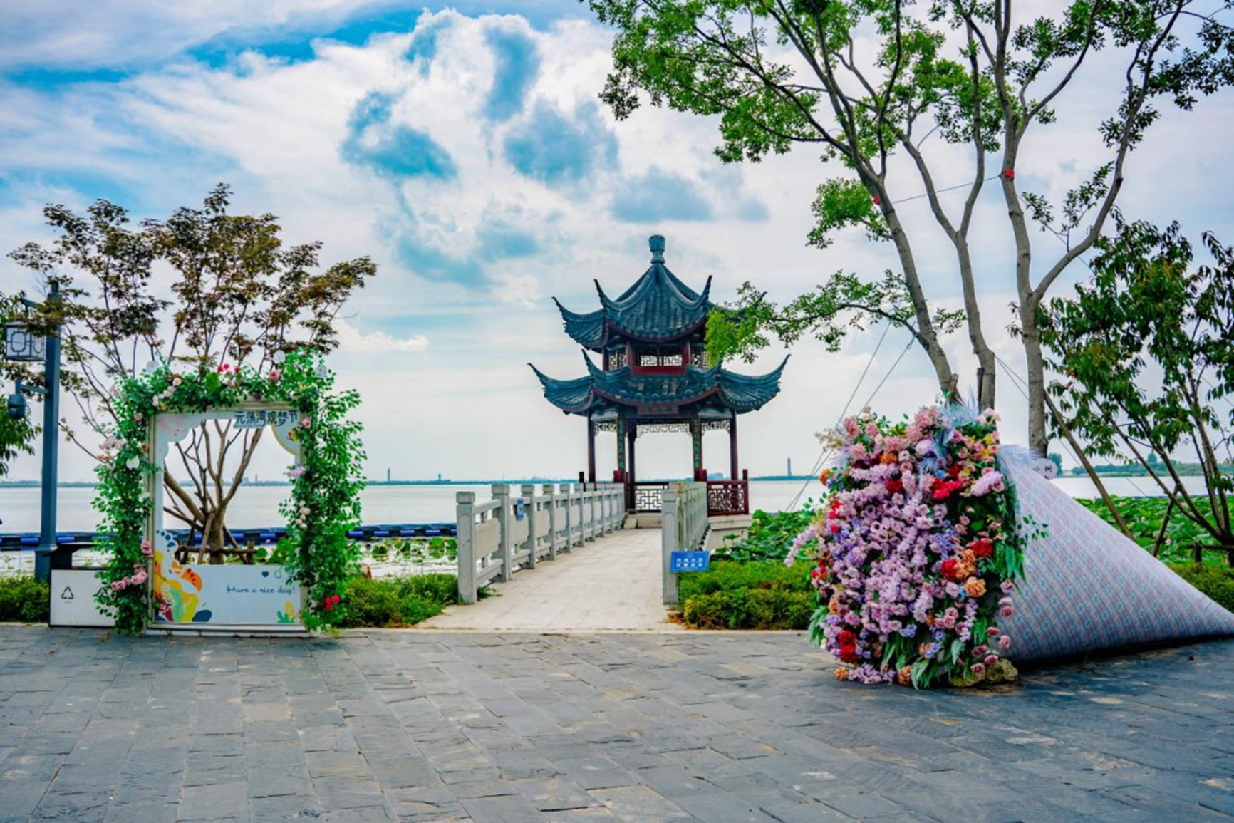 在青浦，江南秋日胜春朝