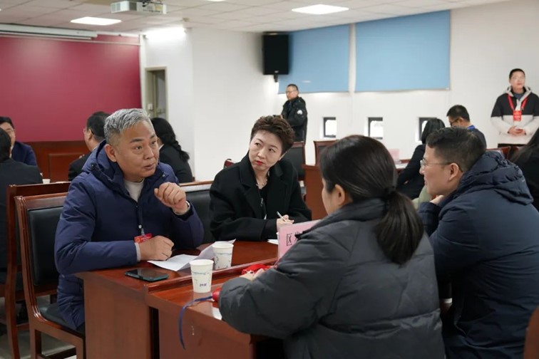 政府部门现场办公，面对面办理代表意见