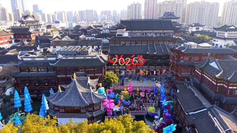【国务院信息】新华视点丨2025入境游火热开局，老外打卡“中国年”