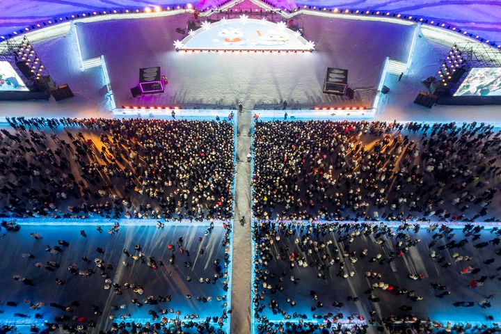 2025年1月31日，游客在哈尔滨冰雪大世界园区游玩（无人机照片）。新华社记者 张涛 摄