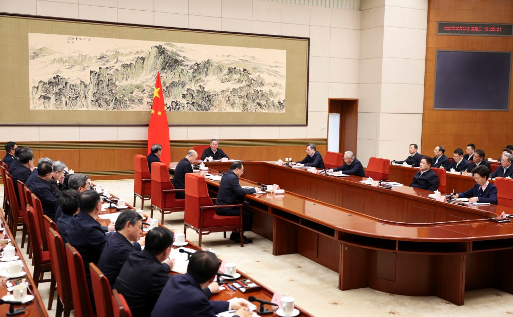 2月5日，国务院总理李强主持召开国务院第七次全体会议，讨论拟提请十四届全国人大三次会议审议的政府工作报告，并对做好开年工作进行动员。新华社记者 黄敬文 摄