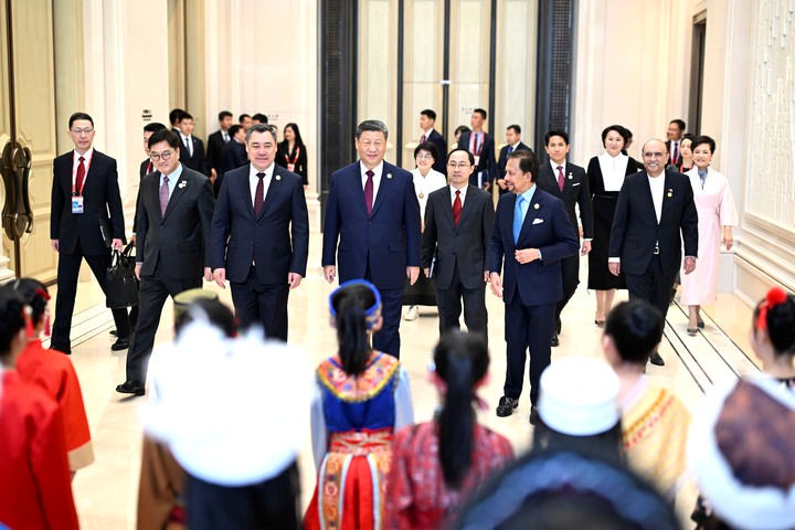  2月7日中午，国家主席习近平和夫人彭丽媛在黑龙江省哈尔滨市太阳岛宾馆举行宴会，欢迎来华出席哈尔滨第九届亚洲冬季运动会开幕式的国际贵宾。40名身着中外民族服装的少年儿童唱起优美的黑龙江民歌《乌苏里船歌》，热烈欢迎国际贵宾。新华社记者 燕雁 摄