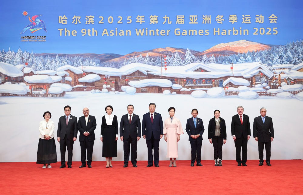 2月7日中午，国家主席习近平和夫人彭丽媛在黑龙江省哈尔滨市太阳岛宾馆举行宴会，欢迎来华出席哈尔滨第九届亚洲冬季运动会开幕式的国际贵宾。这是习近平和彭丽媛同贵宾们合影留念。新华社记者 丁海涛 摄