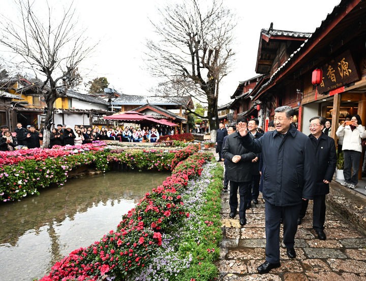 3月19日至20日，中共中央总书记、国家主席、中央军委主席习近平在云南考察。这是19日下午，习近平在丽江古城考察时，与居民、游客互动交流。新华社记者 燕雁 摄