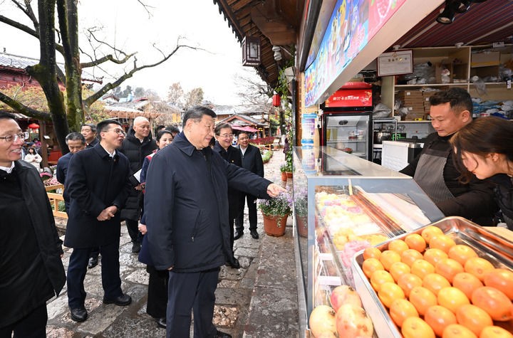 3月19日至20日，中共中央总书记、国家主席、中央军委主席习近平在云南考察。这是19日下午，习近平在丽江古城考察，了解商铺经营状况。新华社记者 谢环驰 摄
