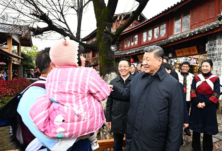 3月19日至20日，中共中央总书记、国家主席、中央军委主席习近平在云南考察。这是19日下午，习近平在丽江古城考察时，与居民、游客互动交流。新华社记者 燕雁 摄