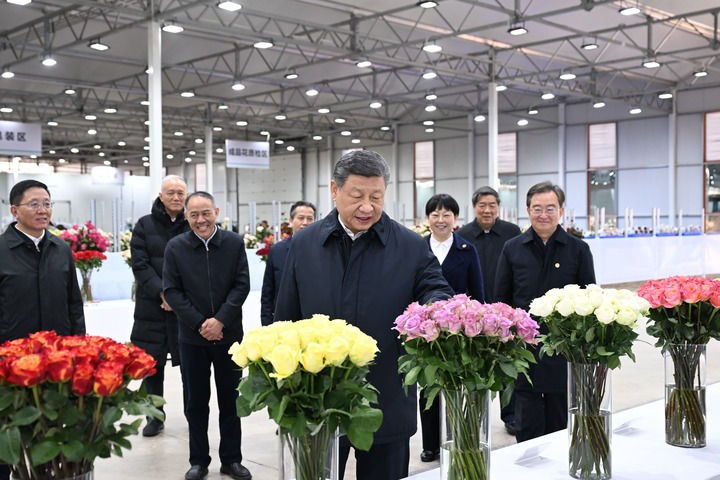 3月19日至20日，中共中央总书记、国家主席、中央军委主席习近平在云南考察。这是19日下午，习近平在丽江现代花卉产业园展厅，察看鲜切花品种展示。新华社记者 谢环驰 摄