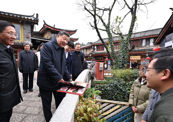 3月19日至20日，中共中央总书记、国家主席、中央军委主席习近平在云南考察。这是19日下午，习近平在丽江古城考察，了解商铺经营状况。新华社记者 谢环驰 摄