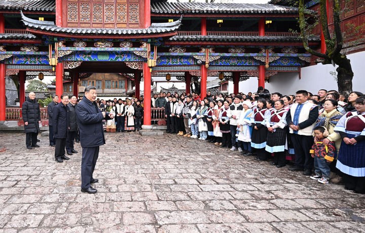 3月19日至20日，中共中央总书记、国家主席、中央军委主席习近平在云南考察。这是19日下午，习近平在丽江古城考察时，同居民、游客亲切交流。新华社记者 谢环驰 摄