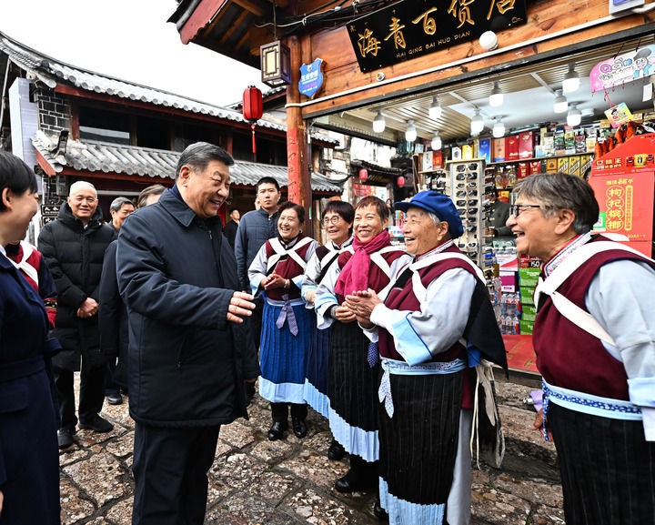 3月19日至20日，中共中央总书记、国家主席、中央军委主席习近平在云南考察。这是19日下午，习近平在丽江古城考察时，与当地居民亲切交流。新华社记者 燕雁 摄