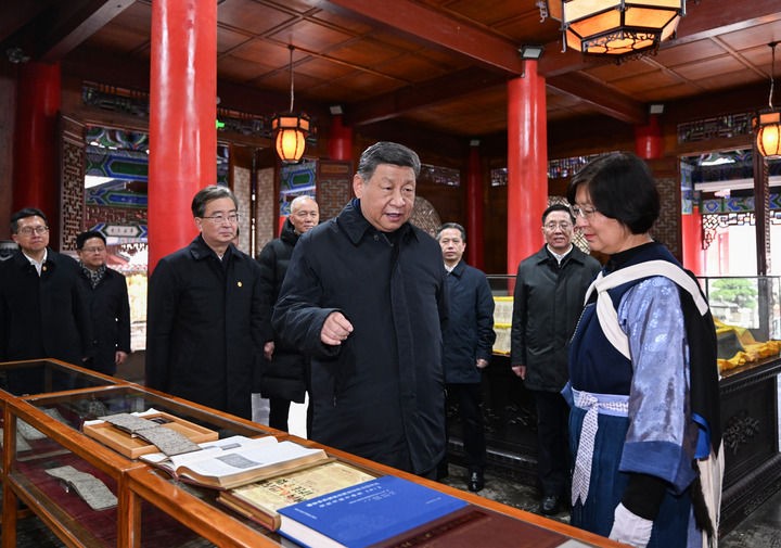 3月19日至20日，中共中央总书记、国家主席、中央军委主席习近平在云南考察。这是19日下午，习近平在丽江古城木氏土司府衙署参观纳西族东巴文化研究成果展示。新华社记者 谢环驰 摄